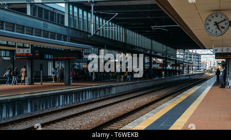 Aveiro, Portugal - 29 Avril 2019 : la plate-forme à la gare d'Aveiro, Portugal Banque D'Images