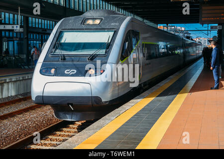 Aveiro, Portugal - 29 Avril 2019 : la plate-forme à la gare d'Aveiro, Portugal Banque D'Images