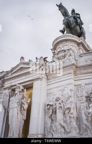 Détails du monument de Vittorio Emanuele II avec le drapeau italien à Rome, Italie Banque D'Images