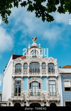 Aveiro, Portugal - 29 Avril 2019 : vue sur la magnifique vieille façades bâtiments dans un style architectural Art Nouveau dans la ville d'Aveiro au Portugal Banque D'Images