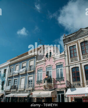 Aveiro, Portugal - 29 Avril 2019 : vue sur la magnifique vieille façades bâtiments dans un style architectural Art Nouveau dans la ville d'Aveiro au Portugal Banque D'Images