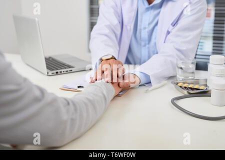 Médecin patient consulte les jeunes asiatiques Banque D'Images