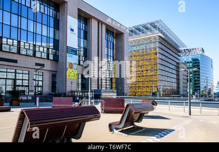 Le bâtiment Justus Lipsius (à gauche) et Europa (droite), siège du Conseil européen à Bruxelles, Belgique, avec des bancs publics à l'avant. Banque D'Images