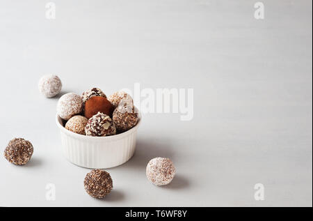 Matières, végétalien, boules d'énergie saine avec des écrous, graines de chia,poudre de cacao,flocons de noix de coco. Sans gluten, sans cuisson, vue du dessus. Banque D'Images