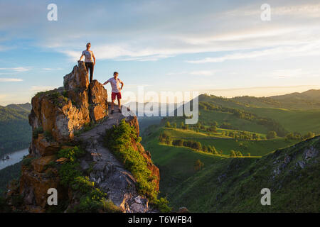 Heureux homme et femme sur top mountain Banque D'Images