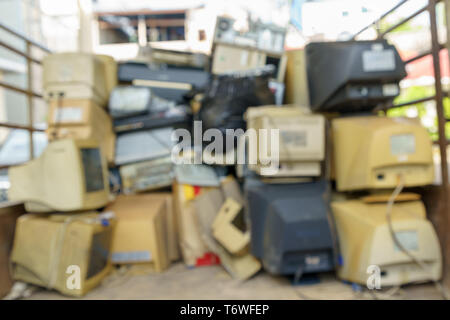 Flou abstrait pile de déchets électroniques ensemble moniteur, imprimante, ordinateur de bureau, fax pour l'attente d'être recyclé. Produit à partir de plastique, cuivre, verre Banque D'Images