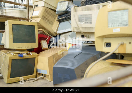 Pile de déchets électroniques ensemble moniteur, imprimante, ordinateur de bureau, fax pour l'attente d'être recyclé. Produit à partir de plastique, le cuivre, le verre peut être réutilisé Banque D'Images