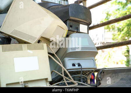 Pile de déchets électroniques ensemble moniteur, imprimante, ordinateur de bureau, fax pour l'attente d'être recyclé. Produit à partir de plastique, le cuivre, le verre peut être réutilisé Banque D'Images