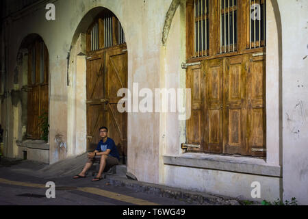 Semarang, Indonésie - décembre 3, 2017 : un vieux bâtiment est l'un de l'héritage culturel des anciens bâtiments qui ont été restaurées. Un homme est assis dans Banque D'Images