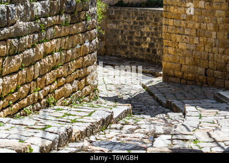 C'est une capture de l'anciennes routes dans Der El Kamar un village situé dans le Liban et vous pouvez le voir sur la photo l'ancien marche fait de pierres avec un son Banque D'Images