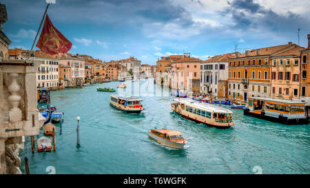 Grand Canal, Venise, Italie Water Taxi et bateaux Vaporetto Banque D'Images