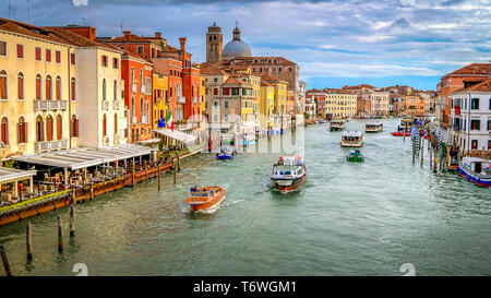 Grand Canal et Venise, Italie d'horizon, l'eau des bateaux Taxi - Vaporetto Banque D'Images