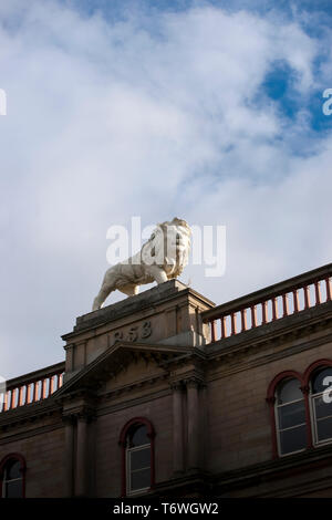 Huddersfield, West Yorkshire, Royaume-Uni, octobre 2013, statue de lion Lion sur Arcade, John William Street, Huddersfield Banque D'Images