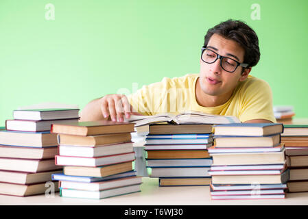 Étudiant avec trop de livres à lire avant l'examen Banque D'Images