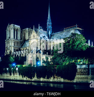 La cathédrale Notre-Dame de Paris la nuit avant l'incendie du 15 avril 2019, le transept sud façade, spire, Paris, France, Europe, Banque D'Images