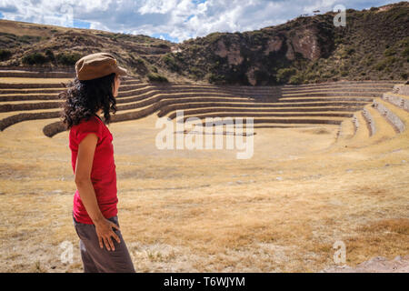 Visiteuse à l'extraordinaire en terrasses circulaires de Moray Site Archéologique Inca, Cusco, Pérou Région Banque D'Images