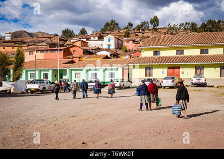 Scène de la vie quotidienne au village de Chinchero dans la région de Cuzco, Pérou Banque D'Images