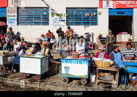 Des stands de restauration servant des repas légers et des boissons chaudes au cours de la fête de la Vierge de Carmen dans Paucartambo, région de Cuzco, Pérou Banque D'Images