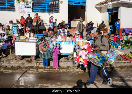 Des stands de restauration servant des repas légers et des boissons chaudes au cours de la fête de la Vierge de Carmen dans Paucartambo, région de Cuzco, Pérou Banque D'Images