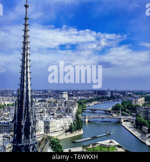 Flèche de la cathédrale Notre-Dame de Paris avant le 15 avril 2019, incendie sommaire sur Seine, péniche, ponts, Paris, France, Europe, Banque D'Images