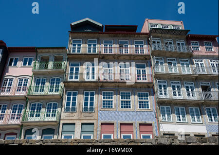 Dans les bâtiments du front de mer traditionnelles Riberia district de Porto, Portugal Banque D'Images