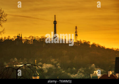 Prague, République tchèque 28 de Avril de 2019 - La colline de Petrin tower silhouette sur le coucher du soleil l'heure d'été Banque D'Images