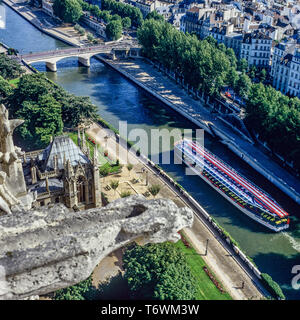 Sommaire de la cathédrale Notre-Dame de Paris, Bateau Mouche découvrez paris Seine bateau de croisière, pont, Paris, France, Europe, Banque D'Images