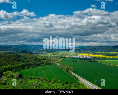 Vue aérienne de plantation terrain à côté de l'autoroute en europe Banque D'Images