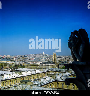 Silhouette de la statue de chimère Stryge, Strix chimera à contempler la ville, la cathédrale Notre-Dame de Paris, galerie tours Paris, France, Europe, Banque D'Images