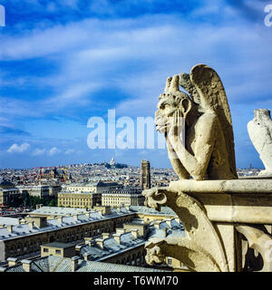 La chimère Stryge statue, Strix chimera à contempler la ville, la cathédrale Notre-Dame de Paris, galerie tours Paris, France, Europe, Banque D'Images