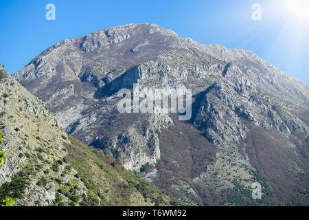 Beau paysage de montagne en ville. Bar. L'Europe. Le Monténégro. La journée avec grand soleil et ciel bleu clair. Blogger et meilleur concept. Doit voir Banque D'Images