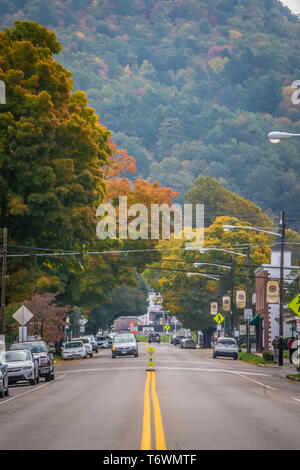 Entouré par des routes feuilles de l'automne saison en damas virginia Banque D'Images