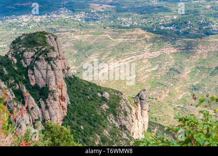 Vue imprenable sur les montagnes de Montserrat sur une journée ensoleillée à proximité de Barcelone, Catalogne, Espagne Banque D'Images
