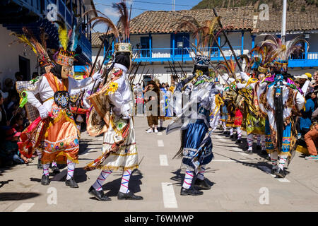 Les danseurs masqués et costumés sur la place principale ou Plaza de Armas dans Paucartambo lors de Festival de la Vierge du Carmen, région de Cuzco, Pérou Banque D'Images