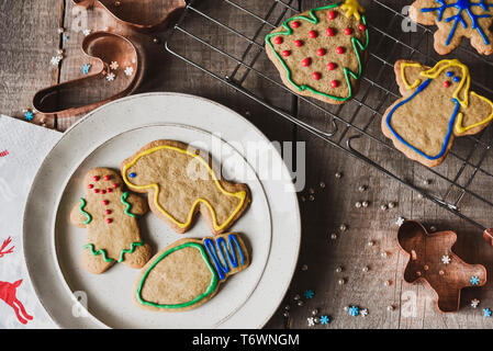 biscuits en forme de noël sur l'assiette et grille de refroidissement tiré d'en haut Banque D'Images