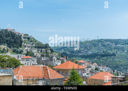 Il s'agit d'une capture de Der El Kamar un village situé au Liban, où vous pouvez voir l'architecture traditionnelle des maisons avec un toit de tuiles orange Banque D'Images