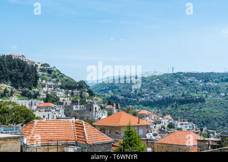 Il s'agit d'une capture de Der El Kamar un village situé au Liban, où vous pouvez voir l'architecture traditionnelle des maisons avec un toit de tuiles orange Banque D'Images