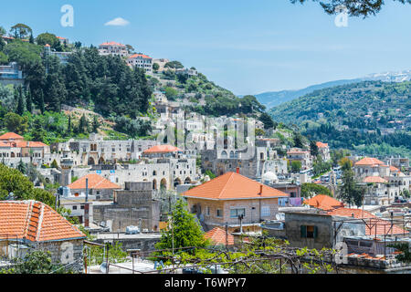 Il s'agit d'une capture de Der El Kamar un village situé au Liban, où vous pouvez voir l'architecture traditionnelle des maisons avec un toit de tuiles orange Banque D'Images