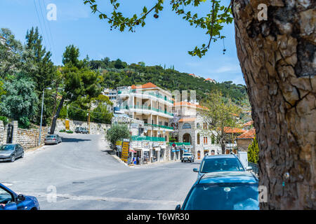 Il s'agit d'une capture de Der El Kamar un village situé au Liban, où vous pouvez voir l'architecture traditionnelle des maisons avec un toit de tuiles orange Banque D'Images