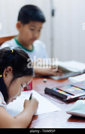 Les enfants font leurs devoirs sur la table Banque D'Images