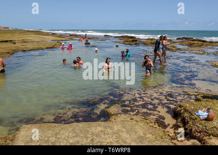 Sibauma, Brésil - 23 janvier 2019 : les gens dans la piscine naturelle à Sibauma près de Pipa sur le Brésil Banque D'Images