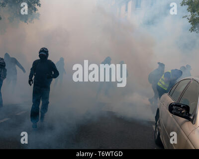 Une foule de manifestant dans du gaz lacrymogène, Paris 1er mai 2019 Banque D'Images