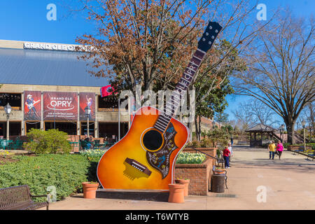 Le Grand Ole Opry est l'une des plus célèbres salles de concerts depuis sa création en 1925 et dispose d'un parc avec des guitares et des camions de nourriture à l'extérieur. Banque D'Images