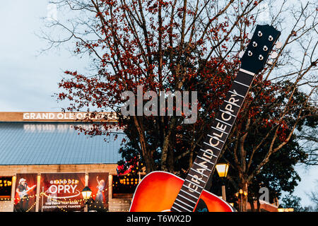 Le Grand Ole Opry est l'une des plus célèbres salles de concerts depuis sa création en 1925 et est entouré d'un coin salon et de grandes guitares. Banque D'Images