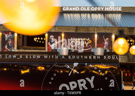 Le Grand Ole Opry est l'une des plus célèbres salles de concerts depuis sa création en 1925 et dispose d'un parc avec des guitares et des camions de nourriture à l'extérieur. Banque D'Images