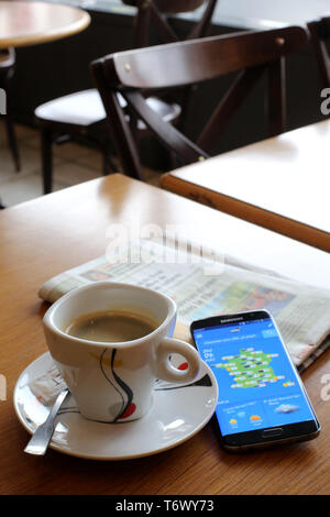 Café et téléphone portable. Banque D'Images