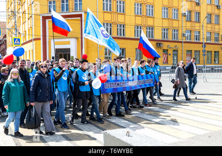 Samara, Russie - Mai 1, 2019 : les personnes avec des drapeaux et bannières en démonstration sur la fête du Travail. Démonstration du Premier Mai Banque D'Images