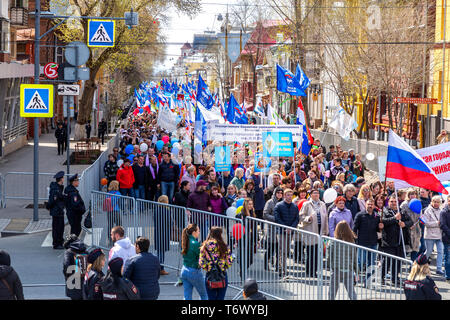 Samara, Russie - Mai 1, 2019 : les personnes avec des drapeaux et bannières en démonstration sur la fête du Travail. Démonstration du Premier Mai Banque D'Images