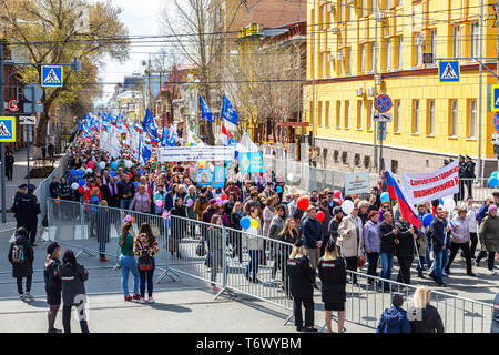 Samara, Russie - Mai 1, 2019 : les personnes avec des drapeaux et bannières en démonstration sur la fête du Travail. Démonstration du Premier Mai Banque D'Images