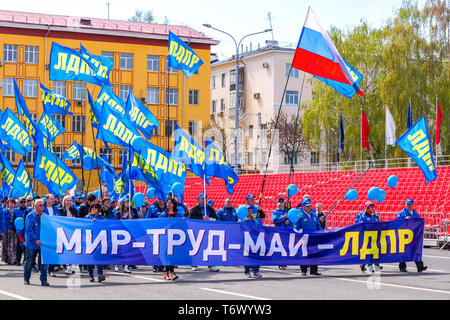 Samara, Russie - Mai 1, 2019 : Les membres du Parti libéral-démocrate de Russie (LDPR) lors de la manifestation le jour de la fête du Travail. Texte en russe : la paix, le travail, Banque D'Images